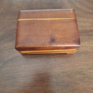 CUTE VINTAGE CEDAR WOOD FOOTED JEWELRY/TRINKET BOX WITH HINGED LID **READ